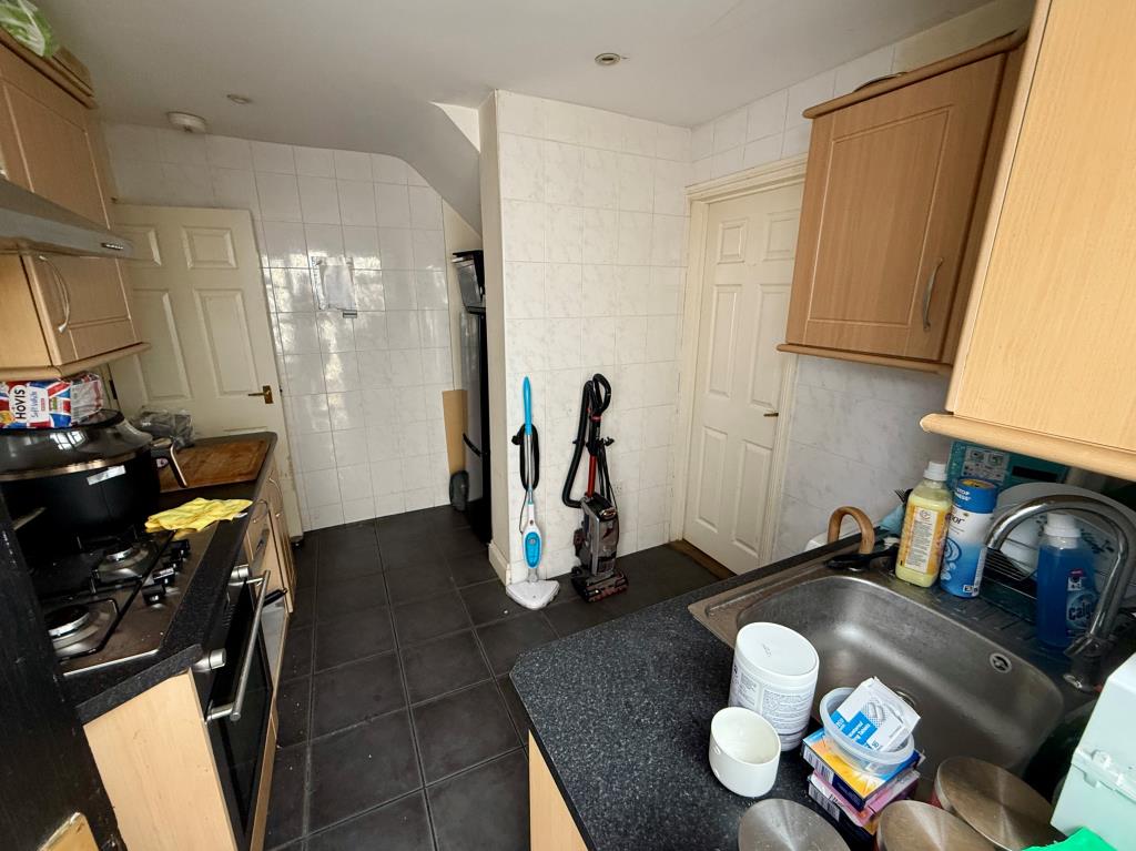Lot: 38 - FREEHOLD BLOCK OF FLATS FOR INVESTMENT - Flat A Kitchen